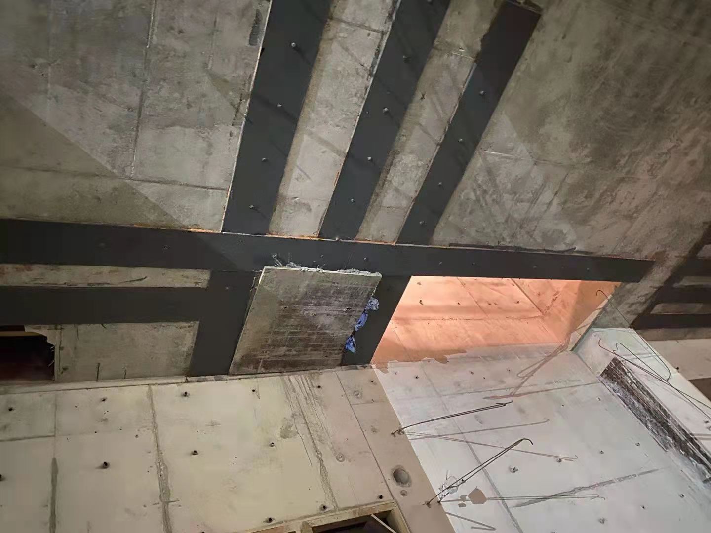 扬州楼板开洞用粘钢加固还是碳纤维布加固